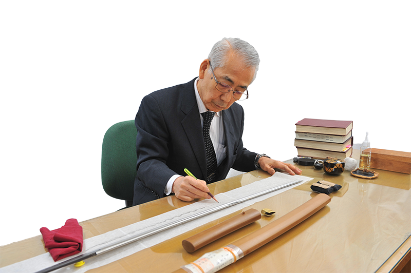 鑑定士が刀を計測する様子